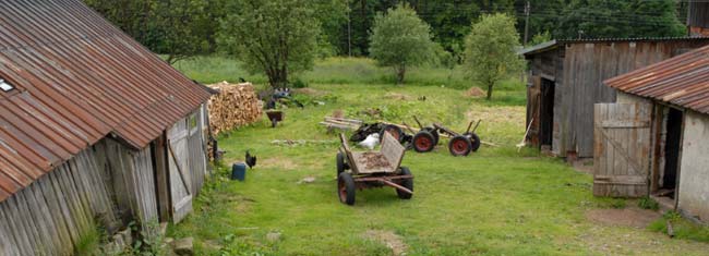 Vue dans la cour d'une ferme
