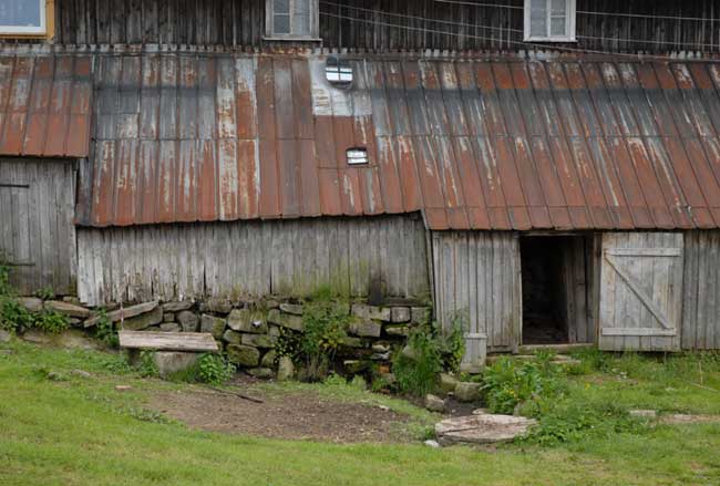façade en bois et tôle rouillé